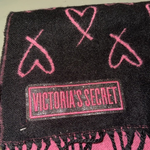 ♥️Victoria's Secret Pink and Black Heart Pattern Scarf - Picture 6 of 7